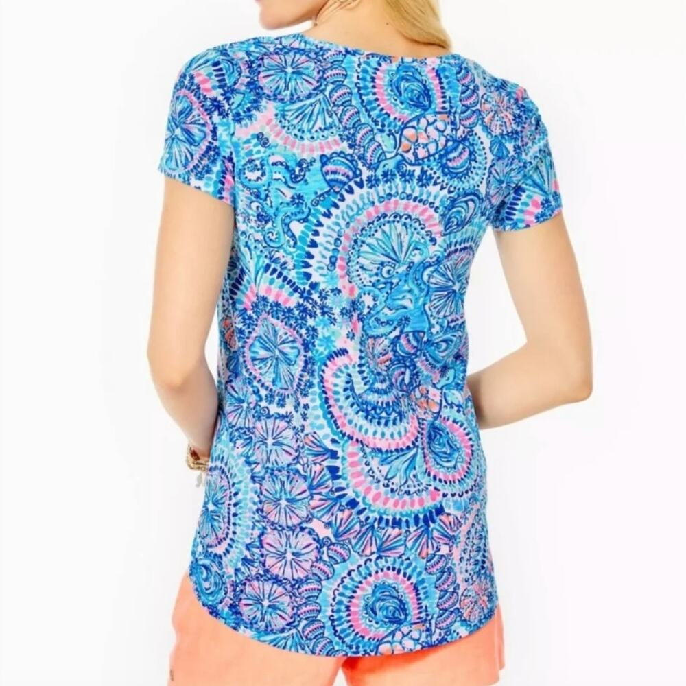Lilly Pulitzer Etta V-Neck Tee Blue Grotto turtle print size L NWT coastal top - Picture 2 of 11